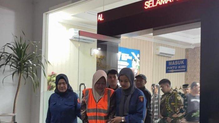 <b>Air Mata Buaya Sekdes Kertosari Kendal Mewek Saat Diborgol Jaksa, Korupsi Dana Desa Rp 530 Juta</b>