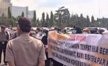 melawan-toke-ratusan-tenaga-medis-unjuk-rasa-di-kantor-gubernur-riau