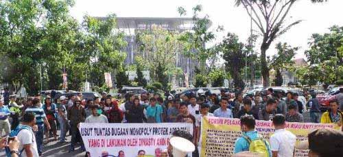 Bawa Spanduk Foto Gubernur Riau dan Keluarganya, Massa Tuntut Aparat Tuntaskan Kasus RTH, Pungli, dan Dugaan Monopoli Proyek