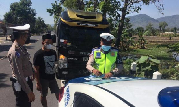 Travel Gelap Berisi 9 Penumpang dari Arah Trenggalek Tujuan Riau Dihentikan Polisi saat Razia PPKM