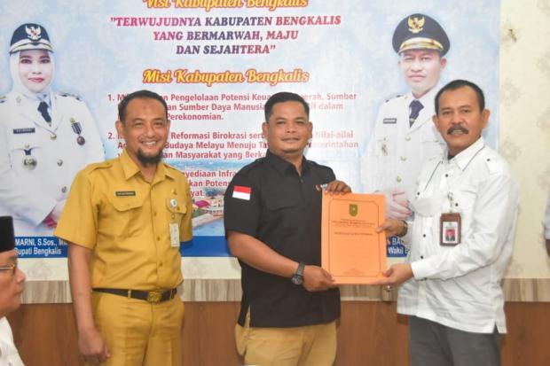 Difasilitasi Diskominfotik Bengkalis, KI Riau Serahkan SAQ ke Sejumlah Badan Publik