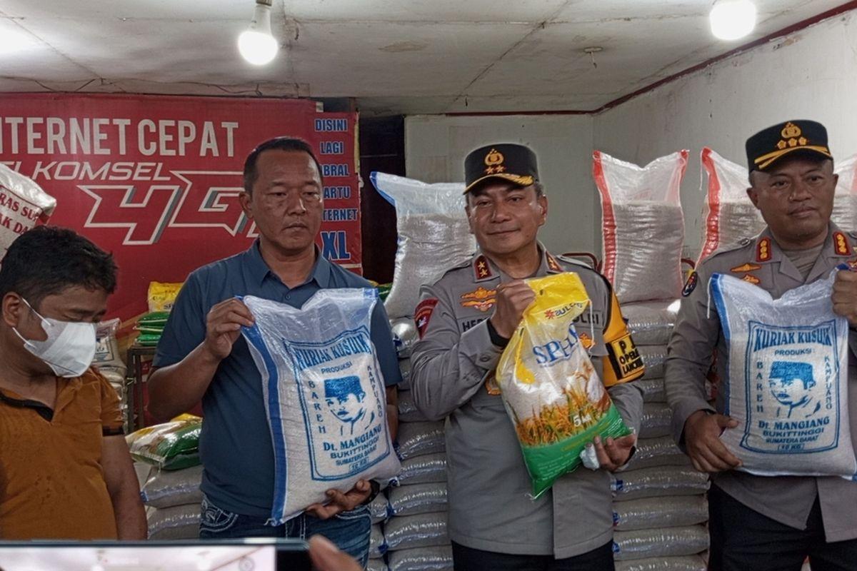 <b>Polisi Gerebek Toko Beras Oplosan di Pekanbaru, Kapolda Riau: Mereknya Asli tapi Isinya Tak Berkualitas</b>