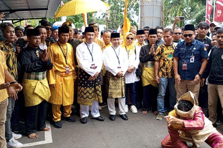 <b>Mengenakan Pakaian Melayu, Pasangan Syamsuar-Mawardi Saleh Mendaftar ke KPU Riau sebagai Bakal Calon Gubernur-Wakil Gubernur 2024-2029</b>