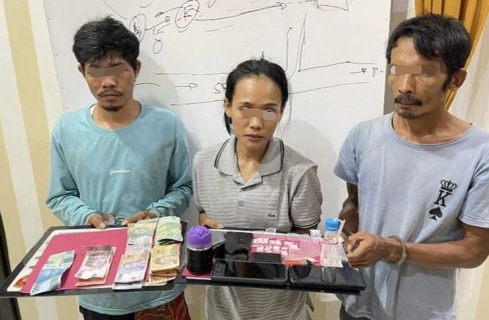 <b>Polisi di Indragiri Hulu Ringkus Tiga Tersangka Narkoba yang Semuanya Masih Berhubungan Keluarga</b>