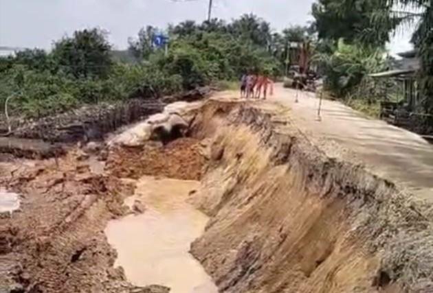 <b>Jalan Provinsi di Desa Pekantua yang Menghubungkan Tembilahan Kabupaten Inhil dengan Rengat Kabupaten Inhu Mengalami Longsor</b>