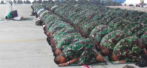 Begitu Mendarat di Pekanbaru, tanpa Dikomando Ribuan Prajurit Ini Langsung Lepas Senjata, Buka Alas Kaki, Ambil Wudhu dan Gelar Salat Istisqa