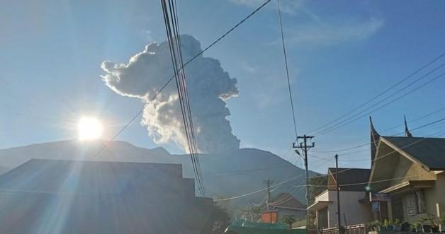 <b>Tadi Pagi, Gunung Marapi di Provinsi Sumbar Sudah Beberapa Kali ”Batuk”, Pertanda Apa Ya?</b>