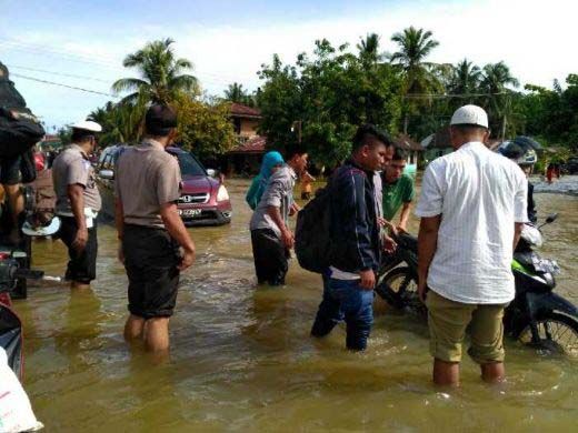 Banjir di Rohul Meluas Rendam 300 Rumah Warga Desa Rambah, Jalur Lintas Sumatera Tersendat