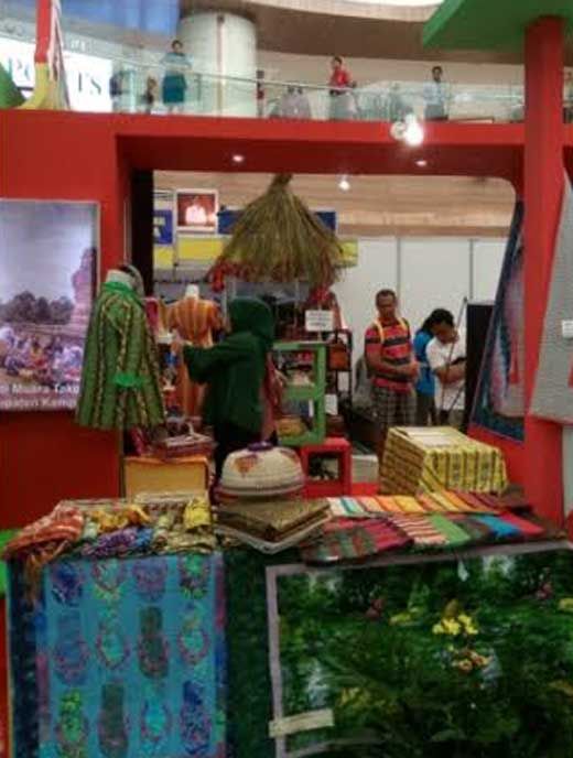 Pesona Tenun Songket dan Ombak Bono Riau Berhasil Memikat Pengunjung <i>Bali ITT Expo 2016</i>
