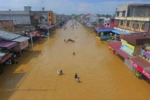 Saat Jalan Raya Kota Pasirpangaraian Berubah Jadi ”Sungai” akibat Banjir