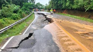 jalur-sumbarriau-ambles-akibat-longsor-ini-penampakannya