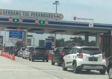 bvll-kendaraan-yang-melintas-jalan-tol-transumatra-pada-h1-libur-natal-meningkat-41-persenb