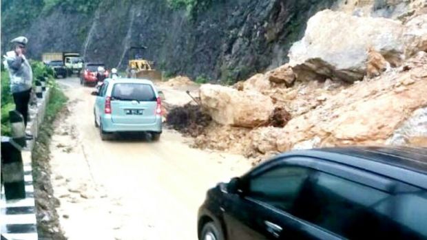 Tebing di Jalan Lintas Barat Riau-Sumbar Longsor, Arus Lalu Lintas Mengular
