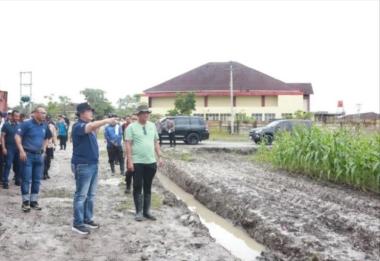 bkapolda-riau-tinjau-lokasi-penanaman-jagung-di-kabupaten-kamparb