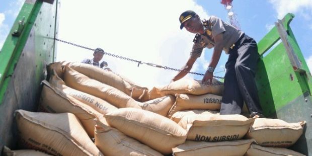 Polisi Gerebek Aktivitas Bongkar Muat 6 Ton Pupuk Subsidi di Gudang Jalintim Pelalawan yang akan Dijual ke Daerah Lain