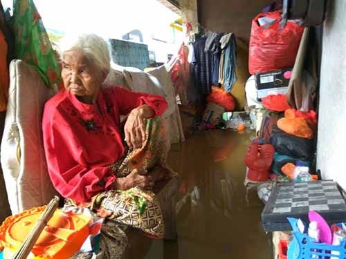 Kisah Tukang Becak di Tembilahan Inhil Merawat Ibunya yang Lumpuh dengan Rela Tinggal di Ruko yang Jadi Langganan Banjir karena Tak Punya Rumah dan Saudara