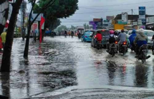 Pekanbaru Diguyur Hujan Deras, Jalan Kaharuddin Nasution Terendam Banjir
