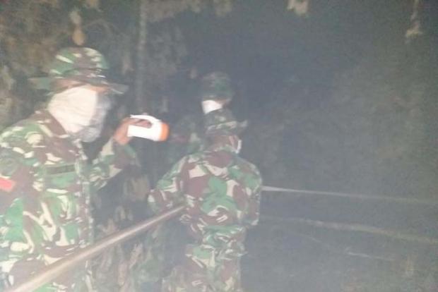 Saat Pasukan Kostrad dengan Peralatan Seadanya Berjibaku Siang dan Malam Padamkan Api Kebakaran Hutan dan Lahan di Rupat