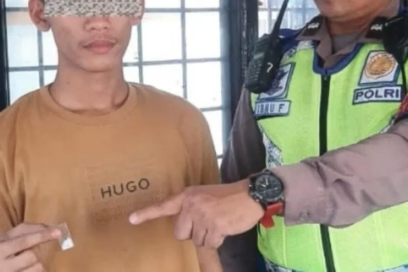 Kena Razia Polisi karena tak Pakai Helm, Pengendara Ini Malah Kedapatan Bawa Sabu