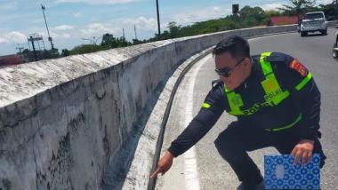 bwanita-pemotor-di-riau-jatuh-dari-atas-jembatan-layang-di-ketinggian-15-meter-akibat-tabrak