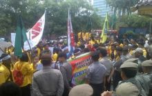 ratusan-mahasiswa-geruduk-kantor-wali-kota-pekanbaru