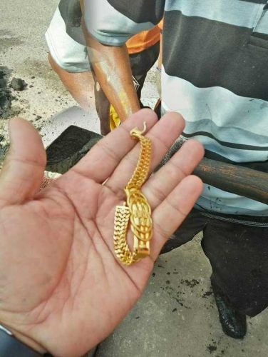 Petugas Kebersihan DLHK Indragiri Hilir Temukan Emas Seberat 10 Mayam di Dalam Got Jalan Gunung Daek Tembilahan, tapi...