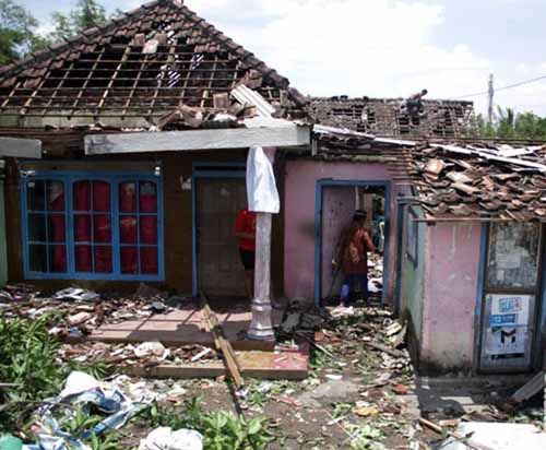 Lima Rumah di Mandah Indragiri Hilir Disapu Angin Puting Beliung