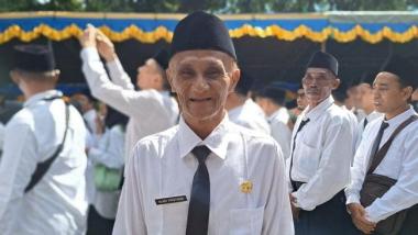 b25-tahun-jadi-honorer-pria-ini-dilantik-sebagai-pppk-lalu-pensiun-tahun-depanb