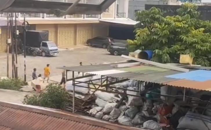 <b>Duduk di Depan Rumah Ketua RT, Warga Pekanbaru Dibacok Dua Pria</b>