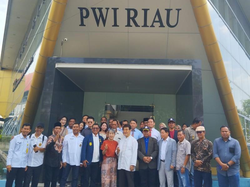 <b>Jajaki Kerja Sama Jurnalistik, Delegasi Korea Selatan dan Malaysia Kunjungi PWI Riau</b>