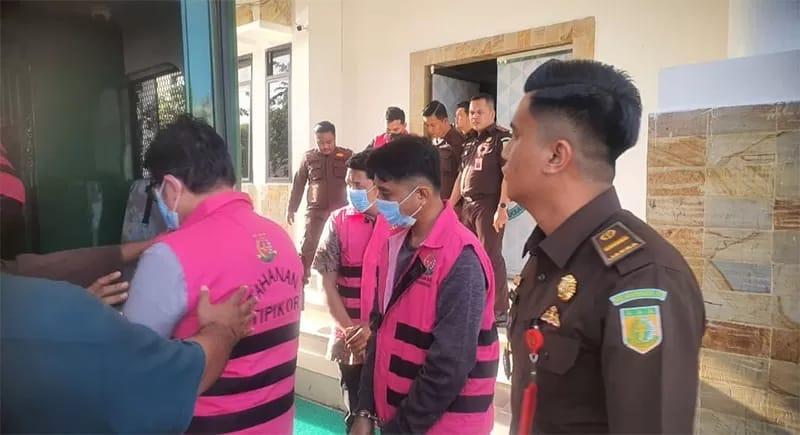 <b>Lima Tersangka Kasus Korupsi Dana KUR BNI Ditahan Kejari Kampar, Kerugian Negara Capai Puluhan Miliar Rupiah</b>