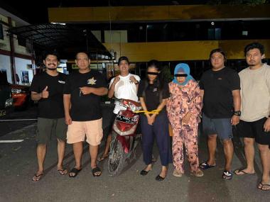 bsamasama-residivis-ibu-dan-anak-ditangkap-usai-curi-kalung-emas-di-padangb
