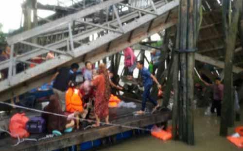 Ruang Tunggu Jembatan Penumpang di Pelabuhan Tanjunggadai Kepulauan Meranti Ambruk, 40 Orang Tercebur ke Laut