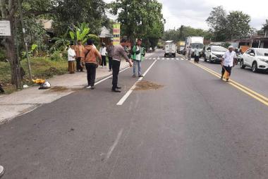 bpenjual-tape-singkong-tewas-diduga-akibat-tabrak-larib