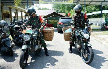 Prajurit TNI di Pekanbaru Keliling Bawa Nasi Bungkus, Sasar Warga Terdampak PPKM