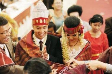 binilah-makna-tradisi-imangulosii-di-adat-batakb