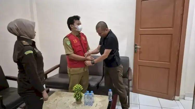 <b>Diduga Pakai Dana Desa Bangun Kafe Pribadi, Kades di Lutim Ditangkap</b>