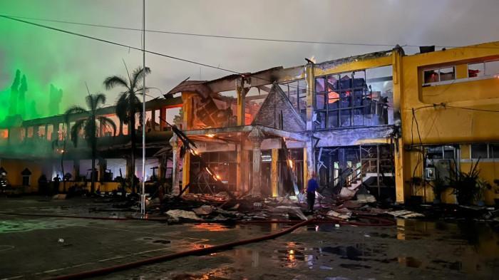<b>Kantor Disnakertrans Riau Ludes Terbakar, Warga Panik, Api Cepat Membesar</b>
