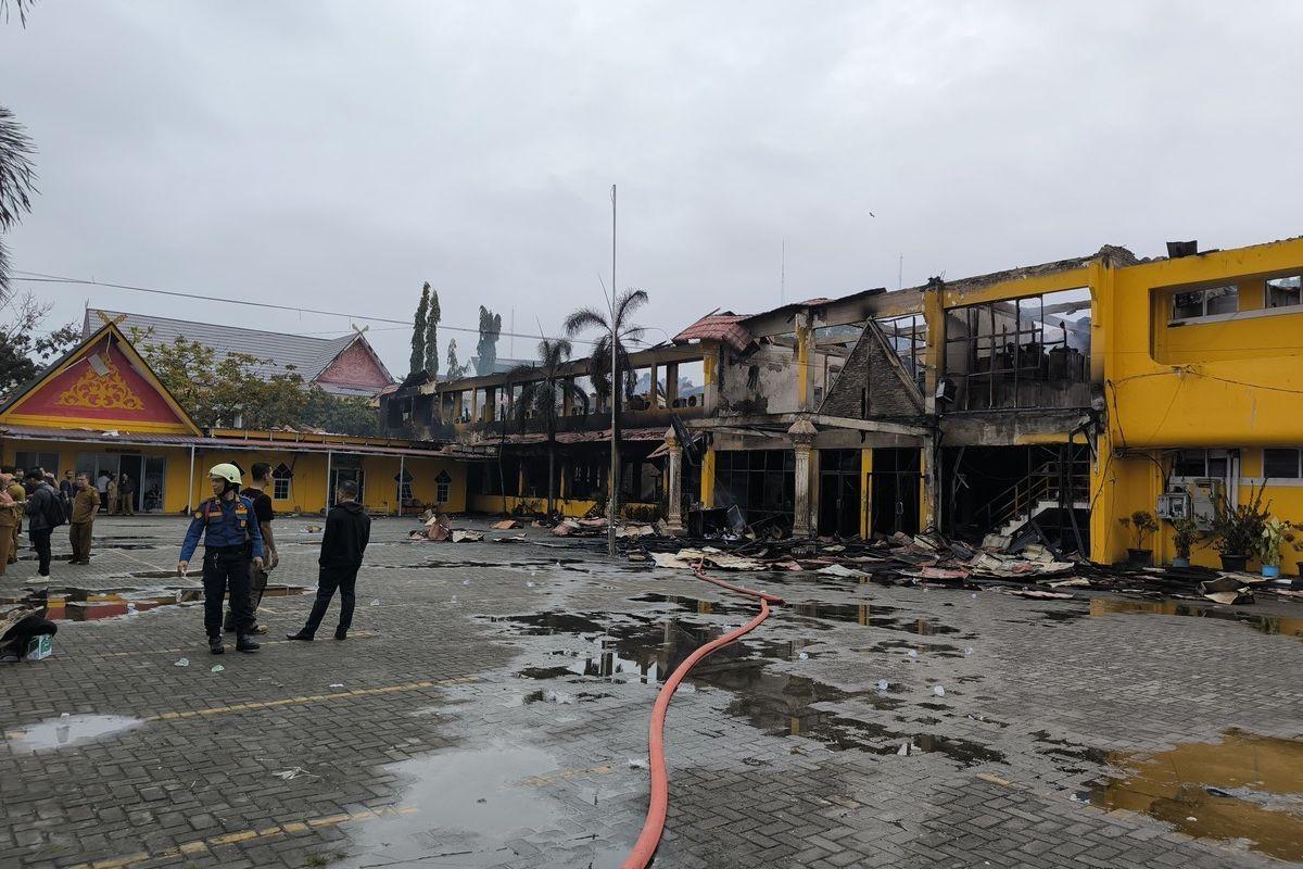 <b>Kantor Disnaker Riau Ludes Terbakar, Pelayanan Tatap Muka Dihentikan Sementara</b>