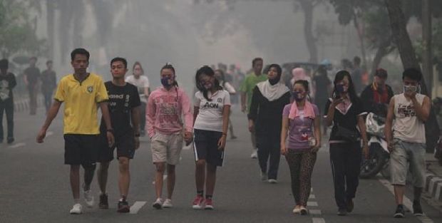 Kabut Asap Masuk Kota Pekanbaru, Warga Mulai Pakai Masker