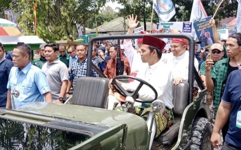 <b>Pakai Mobil Jip Terbuka, UAS Antar Langsung Pasangan Bakal Calon Gubernur-Wakil Gubernur Riau, Abdul Wahid-SF Hariyanto Mendaftar ke KPU Provinsi Riau</b>