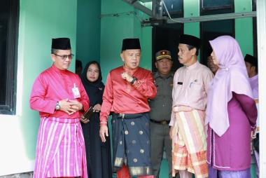 brk-syariah-cabang-selatpanjang-serahkan-25-paket-kursi-tunggu-ke-rsud-kepulauan-meranti