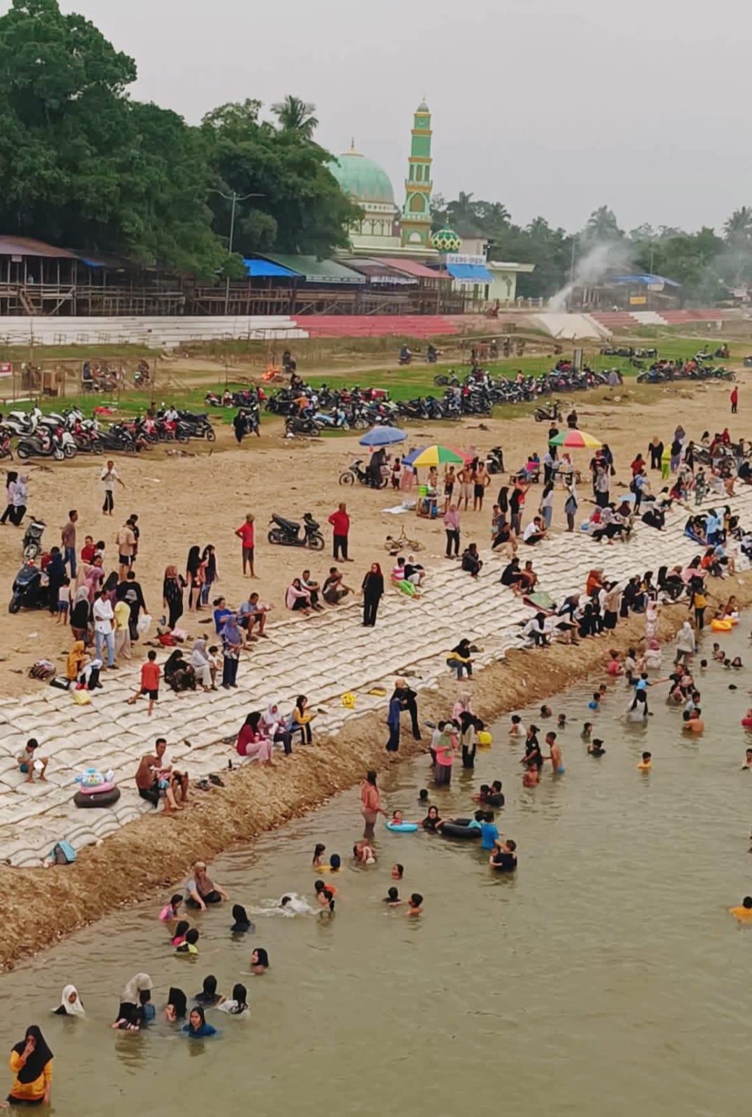 <b>Fenomena Baru, Sungai Kuantan menjadi Objek Wisata, Warga Ramai Bermain di Sore Hari</b>