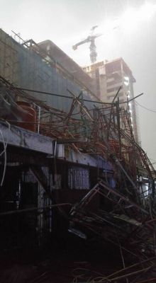 tangga-scaffolding-sadira-plaza-tangram-hotel-pekanbaru-roboh-dan-menimpa-bangunan-sekitar-hingga