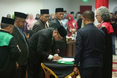 bucapkan-sumpah-dan-janji-iwan-taruna-resmi-sebagai-ketua-dprd-indragiri-hilirb