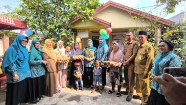 btaburan-beras-kunyit-warnai-penyambutan-kunjungan-istri-pj-bupati-indragiri-hilir-ke-posyandu