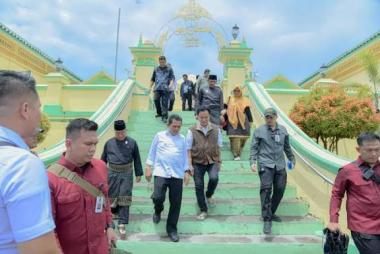 bmelawat-ke-pulau-penyengat-menko-yusril-ihza-mahendra-telusuri-jejak-leluhurnyab
