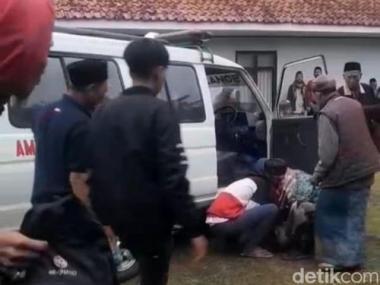 bsopir-ambulans-tibatiba-meninggal-saat-warga-menurunkan-jenazah-dari-kendaraan-ke-rumah-dukab