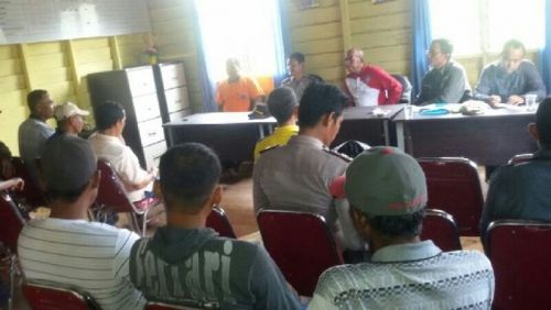 Warga Telesung Datangi Kantor Camat Rangsang Pesisir Kepulauan Meranti Pertanyakan Dana CSR PT SRL