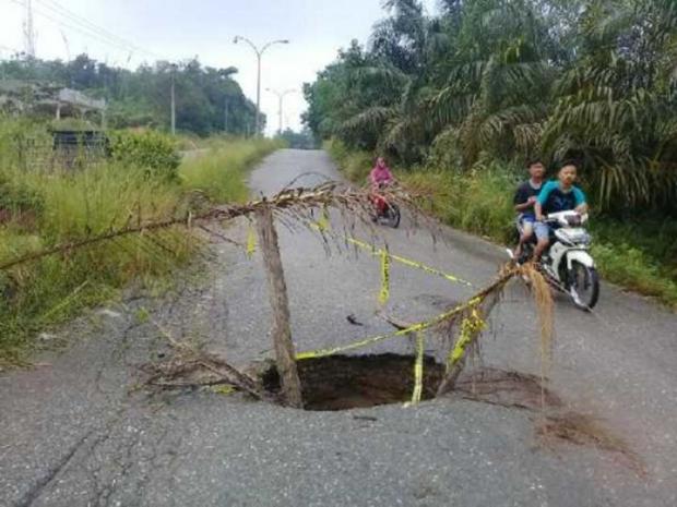 Hati-hati, Ada Lobang Maut Menanti Korban di Jalan Simpang Solah Banjar XII Rokan Hilir